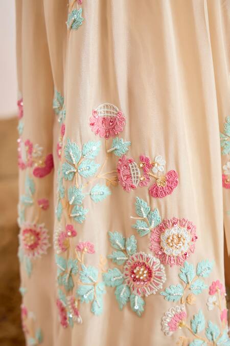 Suruchi Parakh Cream Georgette, Net Embroidery, Sequins V-neck Floral Garden Lehenga Set at Aza Fashions Suruchi Parakh_Cream Georgette, Net Embroidery, Sequins V-neck Floral Garden Lehenga Set _at_Aza_Fashions