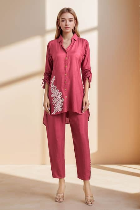 Samyukta Singhania Red Dola Silk Embroidered Floral Collared Placement Tunic And Pant Set 