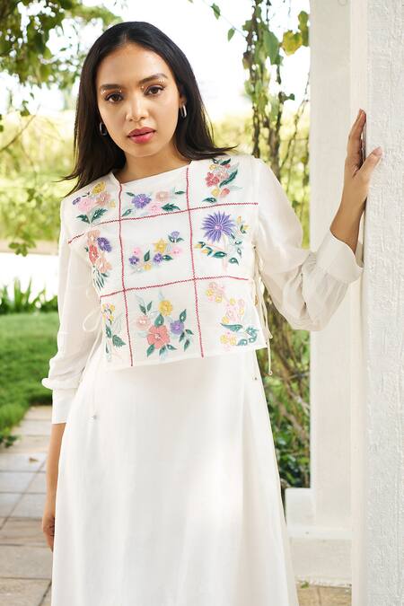 Purple Patch_White Silk Organza, Crepe Embroidery Round Neck Daisy Plain Dress With Cape _Online_at_Aza_Fashions