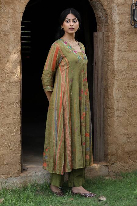 Label Kinjal Modi_Green Tissue, Silk Embroidery V-neck Floral Print Kalidar Kurta Pant Set _Online_at_Aza_Fashions
