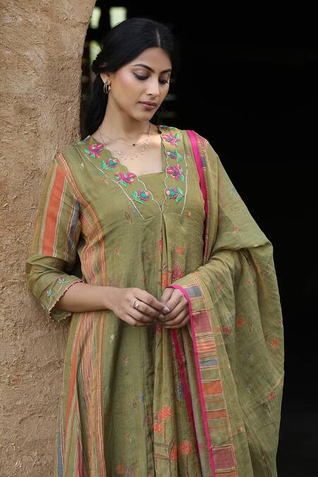 Label Kinjal Modi_Green Tissue, Silk Embroidery V-neck Floral Print Kalidar Kurta Pant Set _at_Aza_Fashions