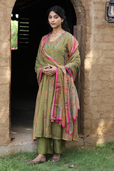 Buy_Label Kinjal Modi_Green Tissue, Silk Embroidery V-neck Floral Print Kalidar Kurta Pant Set 