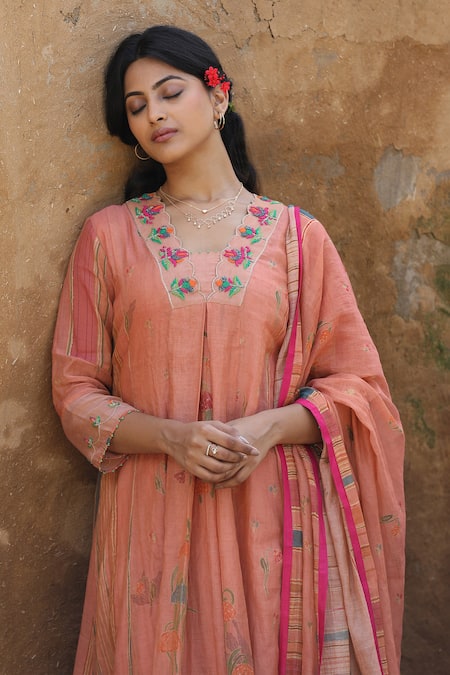 Buy_Label Kinjal Modi_Peach Tissue, Silk Embroidery V-neck Flower Print Kalidar Kurta Pant Set _Online_at_Aza_Fashions
