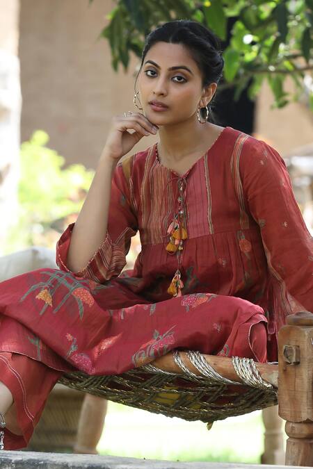 Buy_Label Kinjal Modi_Red Chanderi, Tissue Tassels Round Neck Flower Print Gathered Tunic With Pant 