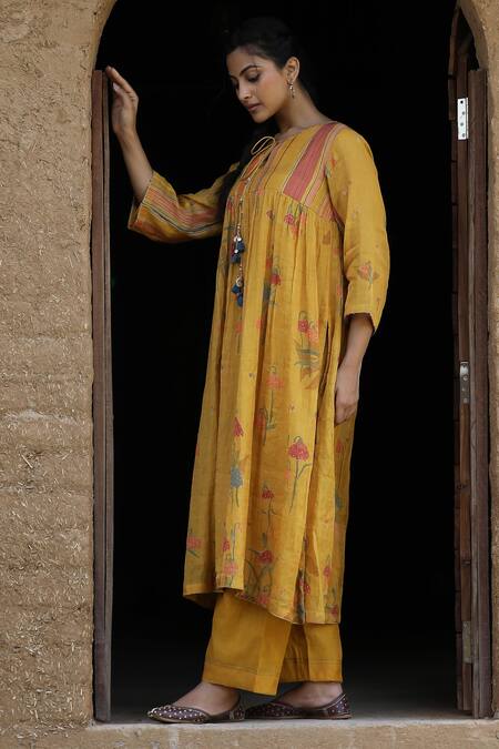 Buy_Label Kinjal Modi_Yellow Chanderi Round Neck Floral Bloom Print Gathered Tunic With Pant 