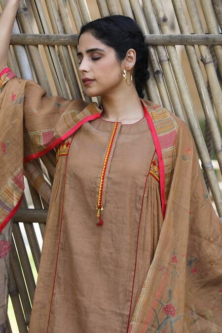 Label Kinjal Modi_Gold Chanderi, Tissue Mirrors, Tassels, Embroidery Placement Kurta Pant Set _Online_at_Aza_Fashions