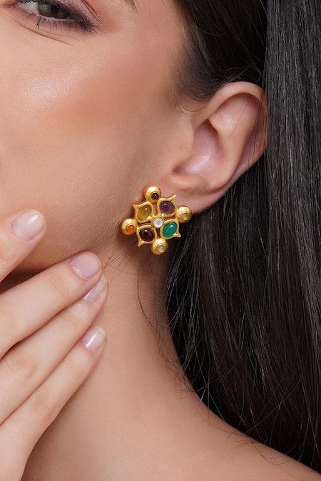 Zariin Geometric Carved Stud Earrings 