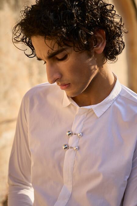 Buy_Dash And Dot_White 100% Organic Cotton Plain Brooches Pin Shirt _Online_at_Aza_Fashions
