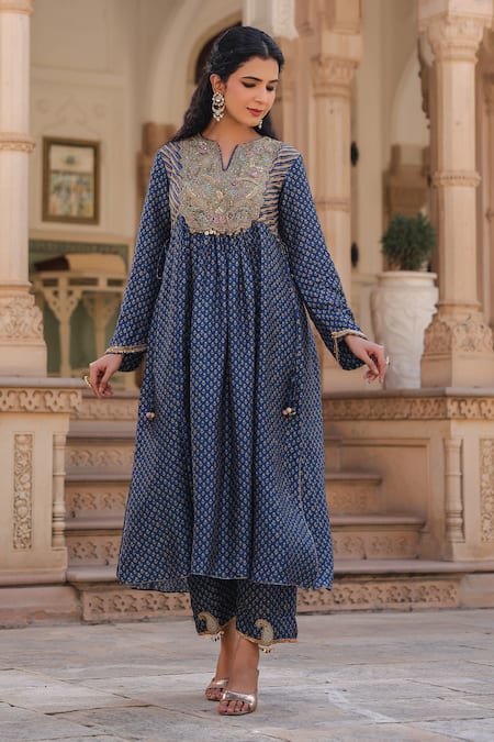 Buy_Label Niti Bothra_Blue Silk Embroidery Split V-neck Floret Butti Print Kurta With Pant 