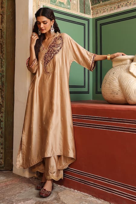 Label Niti Bothra_Ivory Silk Embroidery V-neck Paisley Applique Kaftan And Pant Set _at_Aza_Fashions