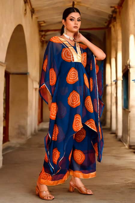 Bannhi By Priyanka Rathore_Blue V-neck Bandhani Print Kaftan And Pant Set _Online_at_Aza_Fashions