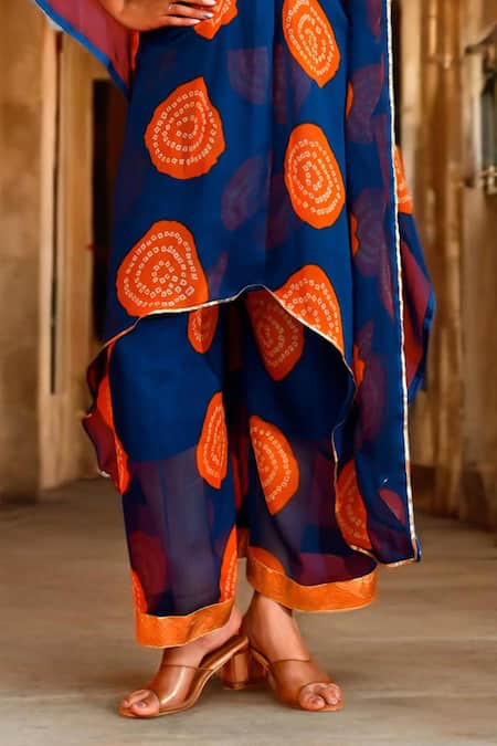 Bannhi By Priyanka Rathore_Blue V-neck Bandhani Print Kaftan And Pant Set _at_Aza_Fashions