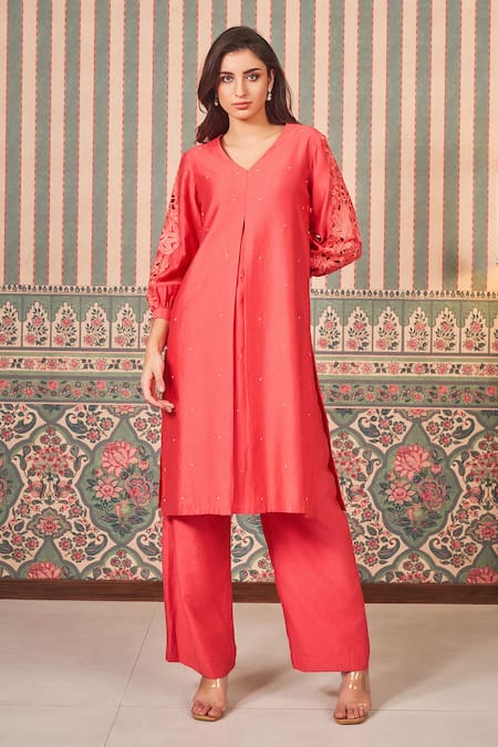 SAMMOHI BY MOKSHA AND HIRAL Chanderi Silk Floral Embroidered Kurta With Pant 