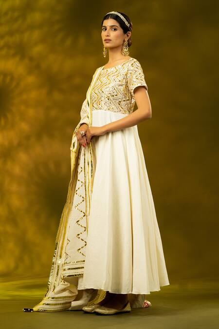 Shivani Sabharwal_White Cotton Gota Patti Boat Neck Embroidered Anarkali Set _Online_at_Aza_Fashions