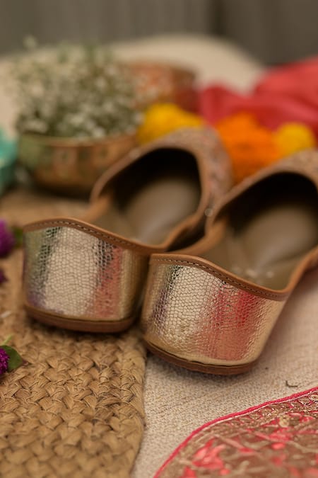 Coral Haze_Ivory Mandala Heer Print Juttis _Online_at_Aza_Fashions