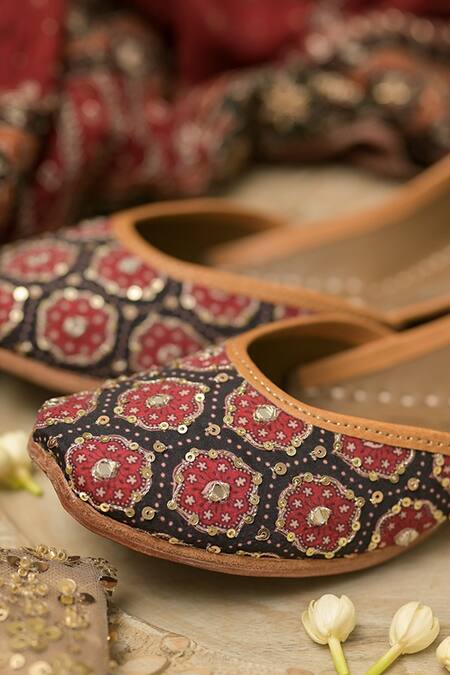 Coral Haze_Maroon Ruhana Ajrakh Print Juttis _Online_at_Aza_Fashions