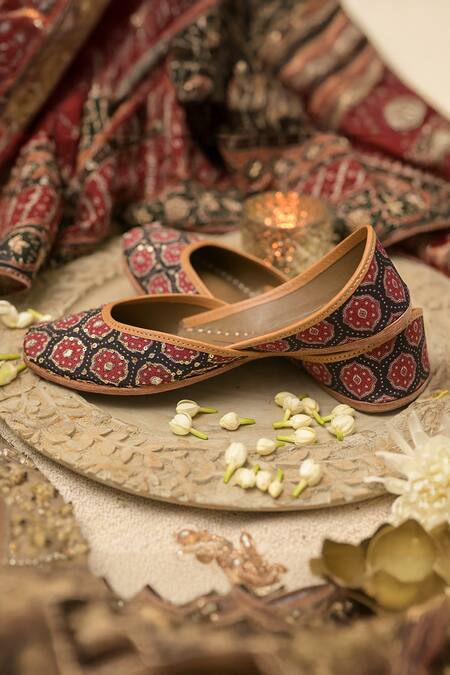 Buy_Coral Haze_Maroon Ruhana Ajrakh Print Juttis _Online_at_Aza_Fashions