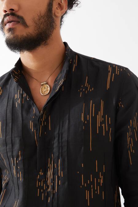 Son Of A Noble Snob Black Linen Carson Meteor Kurta With Trousers at Aza Fashions Son Of A Noble Snob_Black Linen Carson Meteor Kurta With Trousers _at_Aza_Fashions