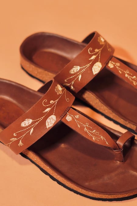 Dmodot Brown Embroidery Bruno Corko Ricamo Kolhapuri Sandals Online at Aza Fashions Dmodot_Brown Embroidery Bruno Corko Ricamo Kolhapuri Sandals _Online_at_Aza_Fashions