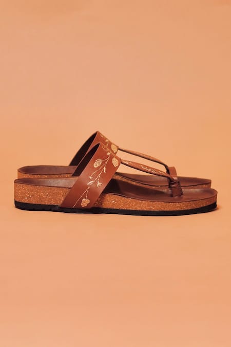 Buy Dmodot Brown Embroidery Bruno Corko Ricamo Kolhapuri Sandals Online at Aza Fashions Buy_Dmodot_Brown Embroidery Bruno Corko Ricamo Kolhapuri Sandals _Online_at_Aza_Fashions