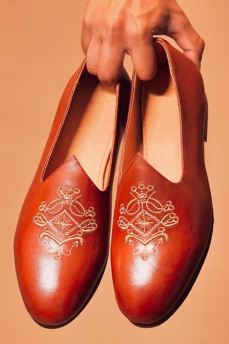 Dmodot_Brown Floral Embroidery Ethnico Ricamo Mojaris _Online_at_Aza_Fashions