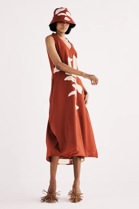 Kharakapas_Red Cotton Mul Print Abstract Floral V Neck Redwood Garden Dress _at_Aza_Fashions