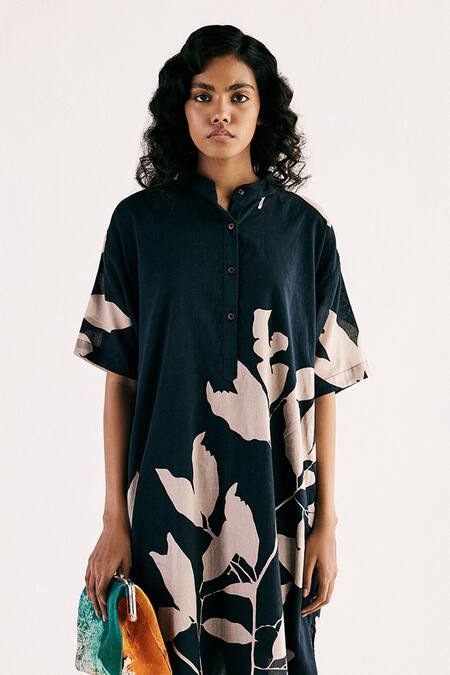 Kharakapas Black , Satin Onyx Floral Print Curved Hem Kurta With Pant Online at Aza Fashions Kharakapas_Black , Satin Onyx Floral Print Curved Hem Kurta With Pant _Online_at_Aza_Fashions