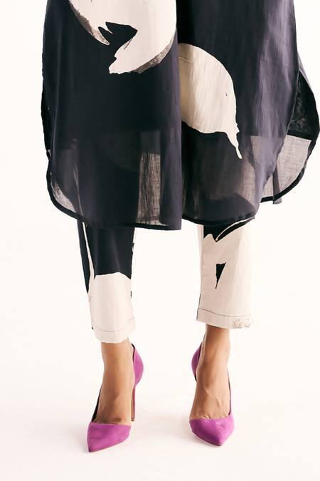 Buy Kharakapas Black Cotton Embroidery V-neck Maven Floral Print Straight With Pant Online at Aza Fashions Buy_Kharakapas_Black Cotton Embroidery V-neck Maven Floral Print Straight With Pant _Online_at_Aza_Fashions