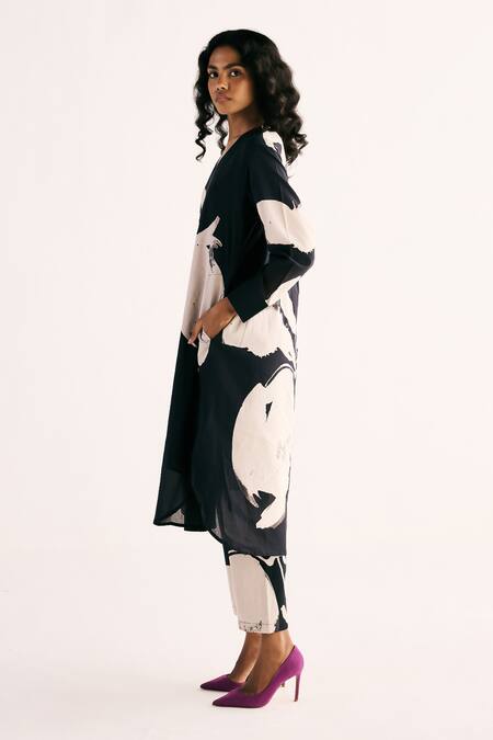 Shop Kharakapas Black Cotton Embroidery V-neck Maven Floral Print Straight With Pant Online at Aza Fashions Shop_Kharakapas_Black Cotton Embroidery V-neck Maven Floral Print Straight With Pant _Online_at_Aza_Fashions