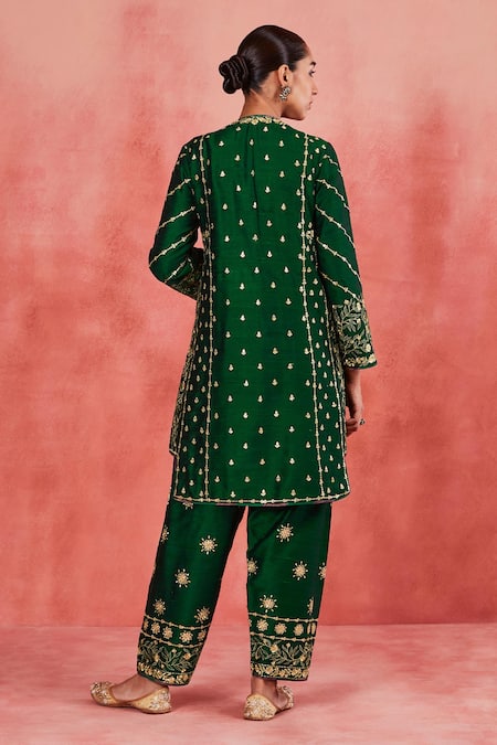 Sue Mue_Green Ramie, Handloom Cotton Zari V-neck Kamila Mughal Embroidered Kurta Set _Online_at_Aza_Fashions