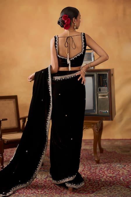 Bhawna Sethi Nusrat Embroidered Saree Set With Potli 