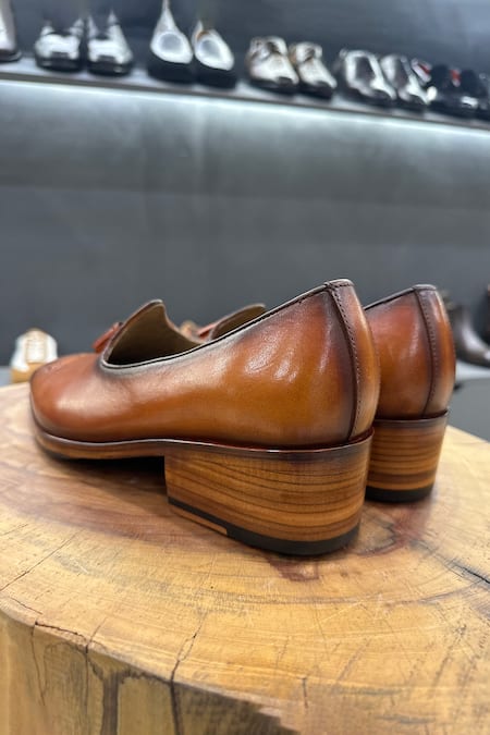 Buy Fellmonger Brown Mirror Glossed Patina Nagra Jalsa Medallion Jutti Online at Aza Fashions Buy_Fellmonger_Brown Mirror Glossed Patina Nagra Jalsa Medallion Jutti _Online_at_Aza_Fashions