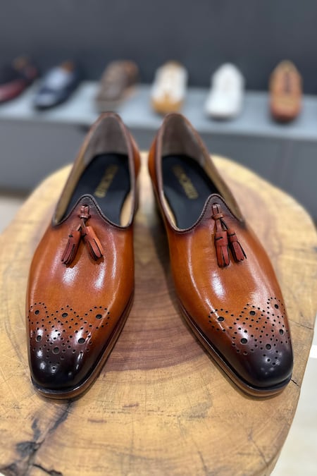 Fellmonger Brown Mirror Glossed Patina Nagra Jalsa Medallion Jutti at Aza Fashions Fellmonger_Brown Mirror Glossed Patina Nagra Jalsa Medallion Jutti _at_Aza_Fashions