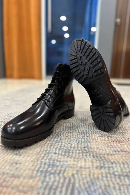 Buy Fellmonger Black Plain Leather Boots Buy_Fellmonger_Black Plain Leather Boots