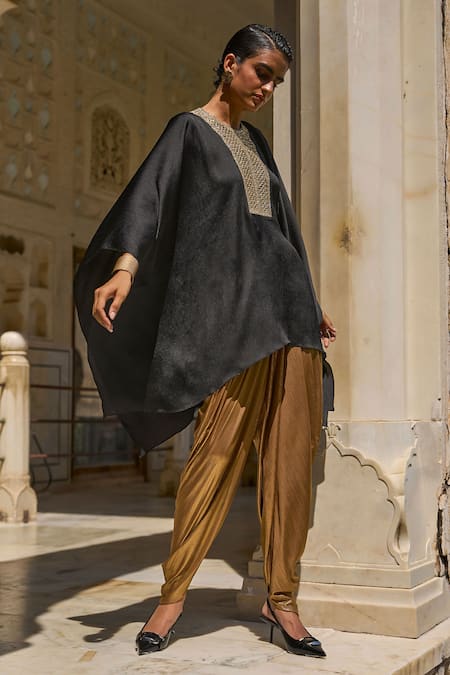 Buy_Dash And Dot_Black Polyester Gota Patti Round Neck Embellished Kaftan 