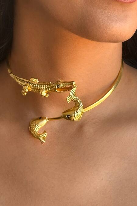 MAALICIOUS JEWELRY_Gold Plated Alligator Catching Fish Choker _Online_at_Aza_Fashions