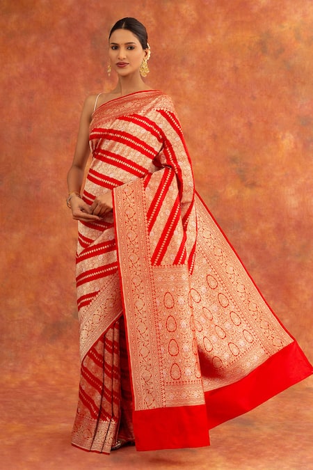 Neitri Red Banarasi Silk Handwoven Rose Diagonal Pattern Saree With Running Blouse 