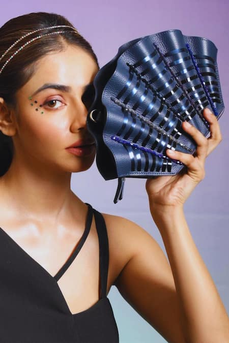 Immri Oyster Shell Shaped Crystal Embroidered Bag 