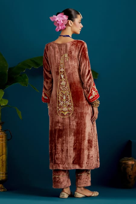 Anantaa By Roohi Resham Embroidered Floral Kurta With Pant 