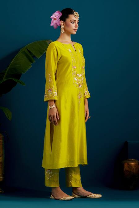 Anantaa By Roohi_Green Silk, Chanderi Embroidery Split V-neck Dabka Kurta With Pant _at_Aza_Fashions