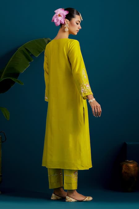 Shop_Anantaa By Roohi_Green Silk, Chanderi Embroidery Split V-neck Dabka Kurta With Pant _at_Aza_Fashions
