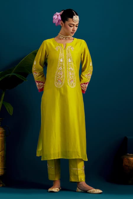 Anantaa by Roohi Floral Dabka Embroidered Straight Kurta With Pant 