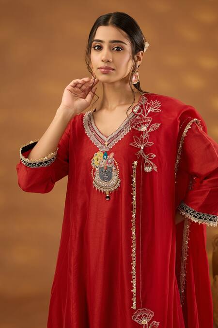 ISHA GUPTA TAYAL Red Silk, Organza, Cotton Embroidery, Zari, Lord Srinathji Patchwork Kurta Set Online at Aza Fashions ISHA GUPTA TAYAL_Red Silk, Organza, Cotton Embroidery, Zari, Lord Srinathji Patchwork Kurta Set _Online_at_Aza_Fashions