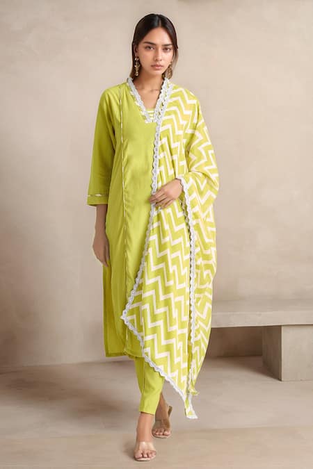 Samyukta Singhania Green Kurta And Pant Viscose Embroidery Scallop Blunt V Neck Neckline Set 