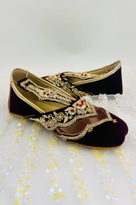 Shiveen Shiveen_Maroon Embroidery Gulaboo Juttis _Online_at_Aza_Fashions