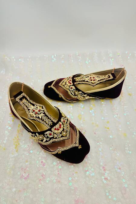 Buy_Shiveen Shiveen_Maroon Embroidery Gulaboo Juttis _Online_at_Aza_Fashions