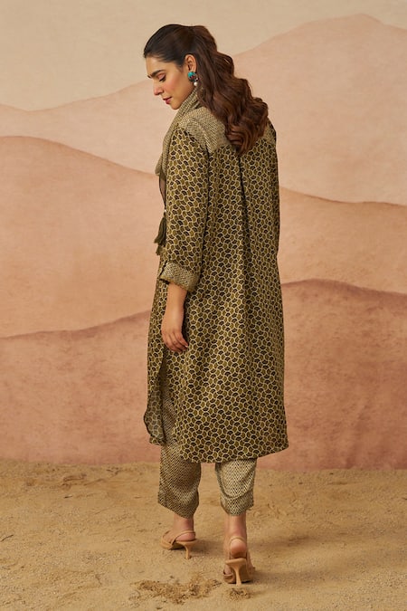Shop Rainas Green Satin, Cotton Sequins Round Neck Ajrakh Print Pathani Kurta Set With Potli at Aza Fashions Shop_Rainas_Green Satin, Cotton Sequins Round Neck Ajrakh Print Pathani Kurta Set With Potli _at_Aza_Fashions