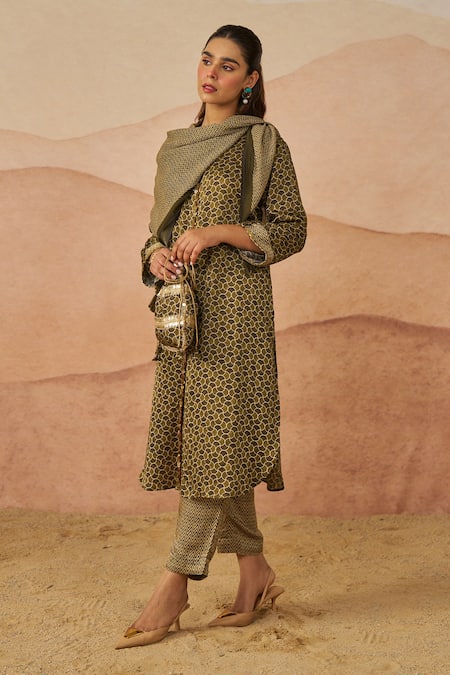 Rainas Green Satin, Cotton Sequins Round Neck Ajrakh Print Pathani Kurta Set With Potli Online at Aza Fashions Rainas_Green Satin, Cotton Sequins Round Neck Ajrakh Print Pathani Kurta Set With Potli _Online_at_Aza_Fashions