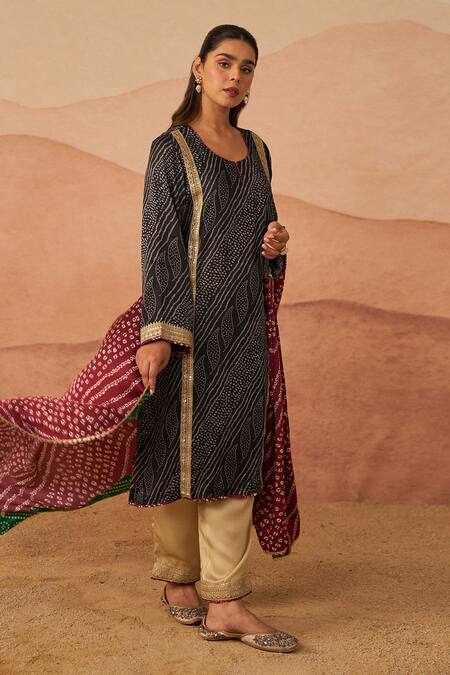 Rainas Black Cotton, Chiffon Lace, Gharchola Bandhani Print Phiran Set With Potli Online at Aza Fashions Rainas_Black Cotton, Chiffon Lace, Gharchola Bandhani Print Phiran Set With Potli _Online_at_Aza_Fashions