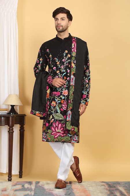 Aham-Vayam Pushp Vihar Embroidered Kurta Set 